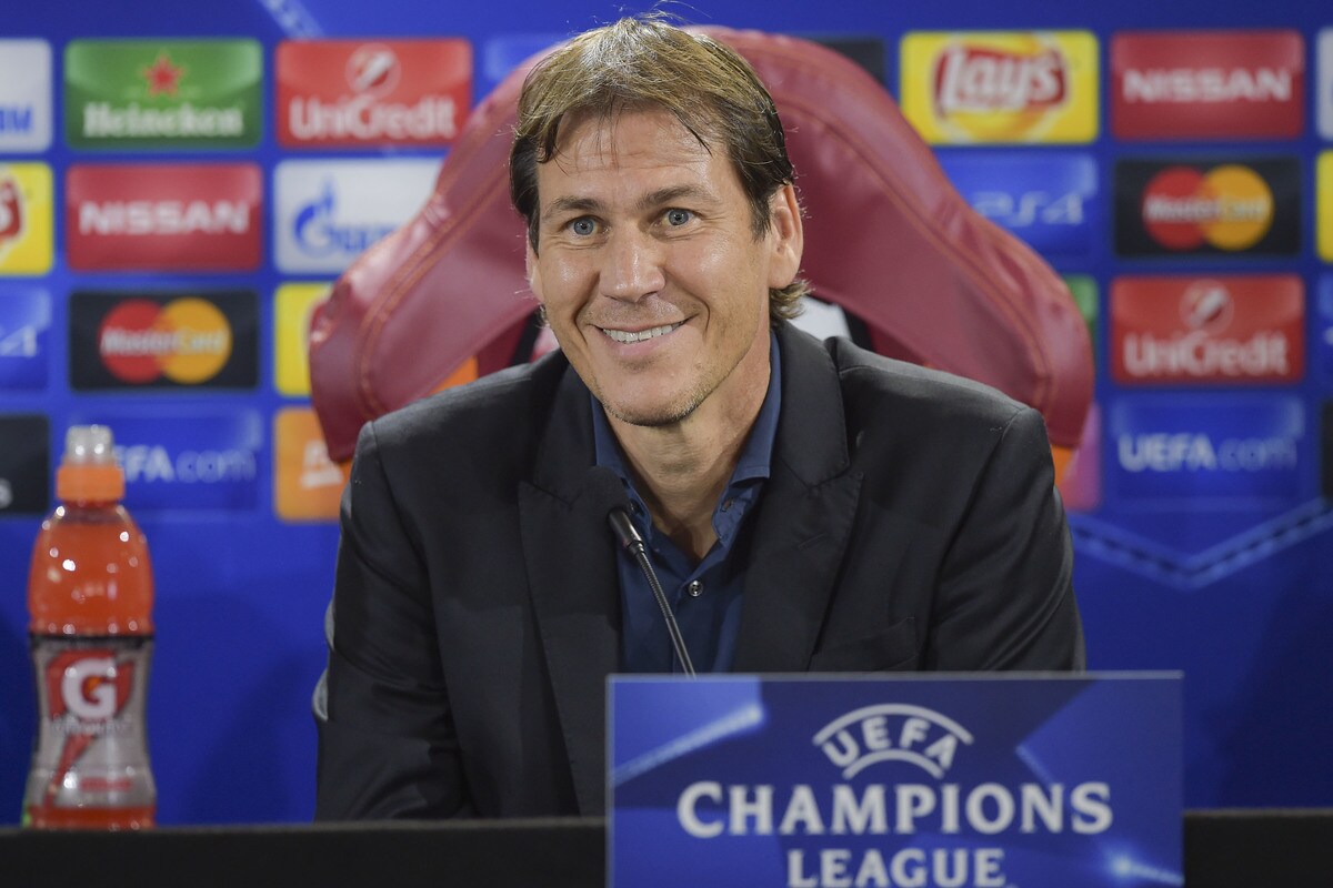 Roma, sorrisi e concentrazione in conferenza stampa