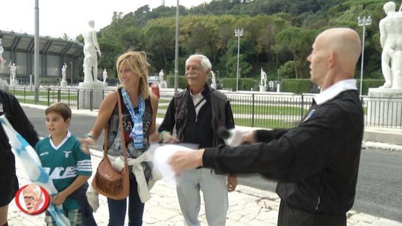 I tifosi laziali cantano l'inno d'Italia, finale con sorpresa...