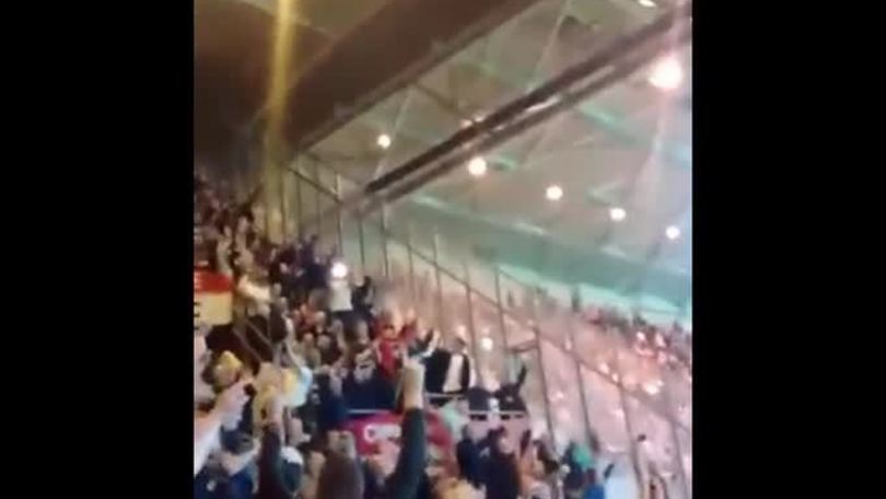 I tifosi del Manchester cantano "Sweet Caroline"