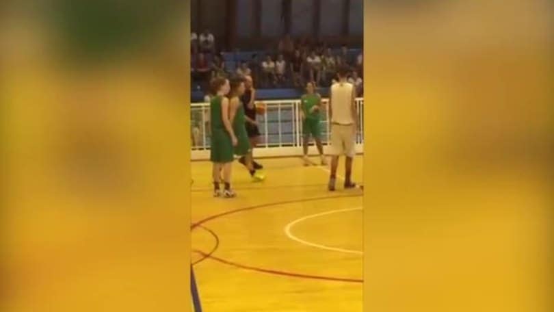 L'arbitro alla cestista: "Vuoi sposarmi"?