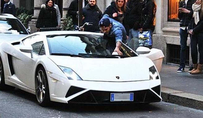Icardi parcheggia la fuoriserie nel posto per i disabili: multato!