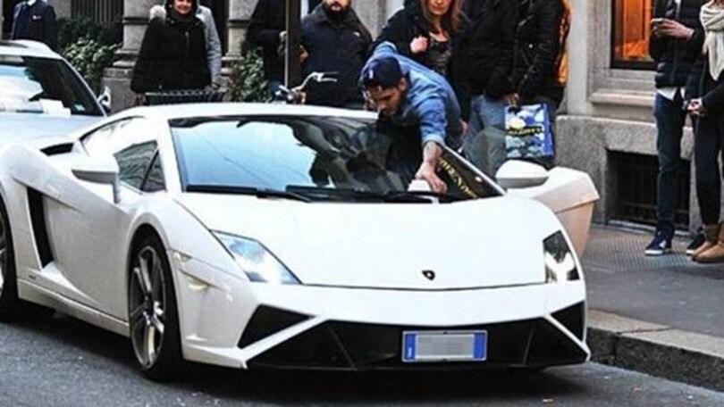 Icardi parcheggia la fuoriserie nel posto per i disabili: multato!