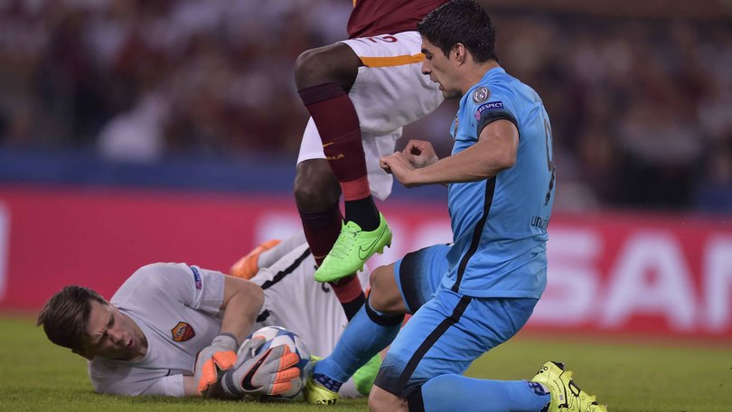 Szczesny si infortuna dopo uno scontro con Suarez