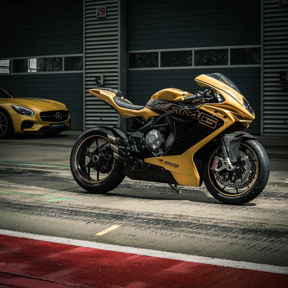 MV Agusta F3 800 si veste da AMG