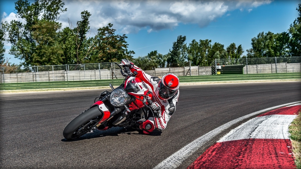 Ducati a EICMA con 9 novità. E le vendite volano…