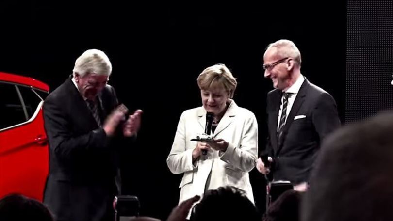 Salone di Francoforte, la Merkel tiene a battesimo la nuova Astra