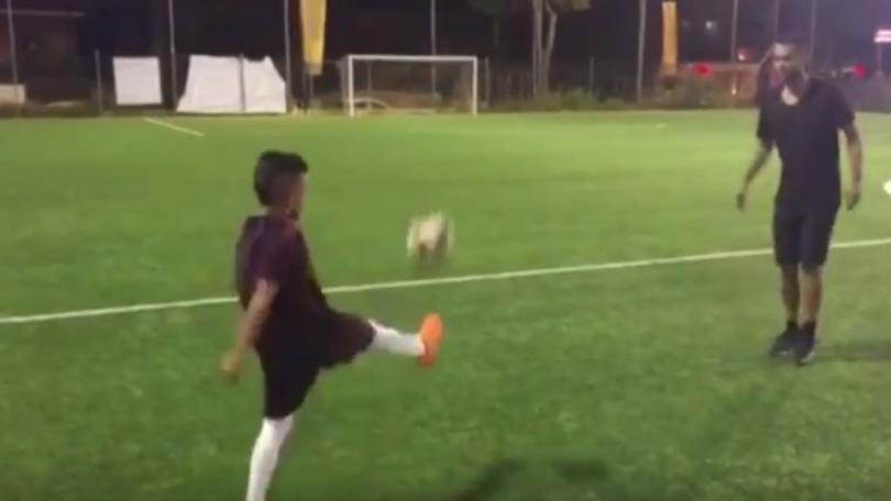 Baby Tomaselli, show con Ashley Cole