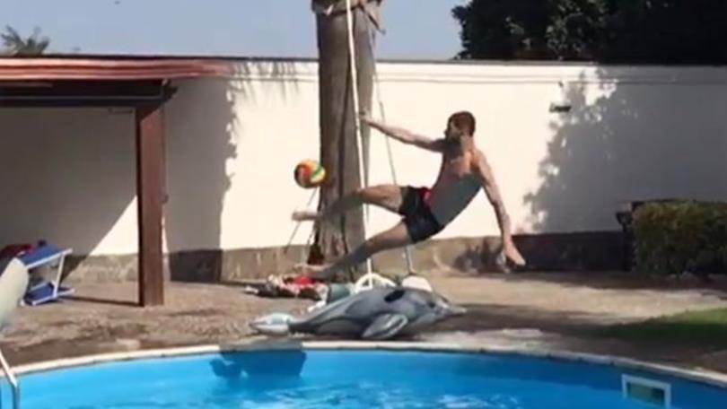 Hysaj, che mezza rovesciata in tuffo!
