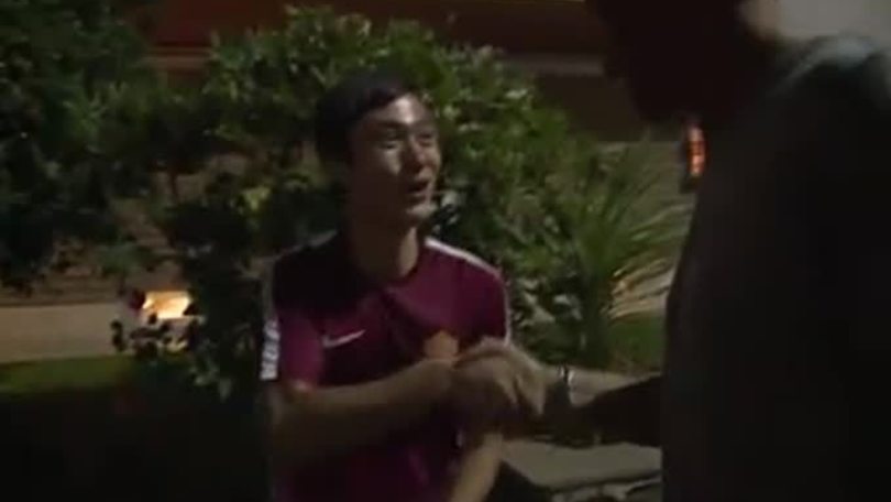 Tifoso cinese incontra Totti e impazzisce di gioia