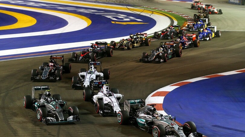 F1 Singapore: Hamilton si ritira, safety car per uomo in pista