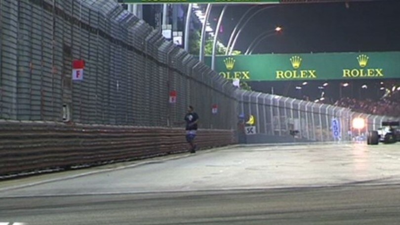 Singapore, invasione di pista durante il Gp