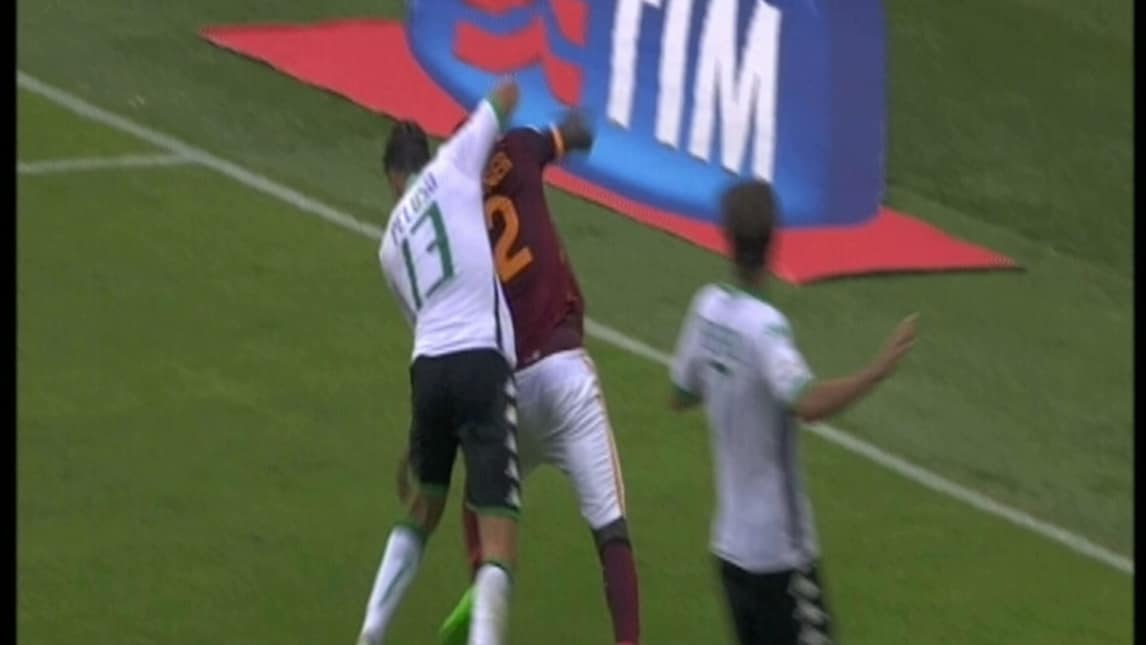 Rudiger cade in area, la Roma chiede il rigore