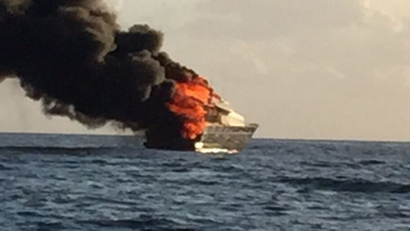 Napoli, in fiamme lo yacht di De Laurentiis