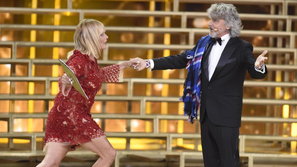 Ferrero show, balla sul palco con Simona Ventura