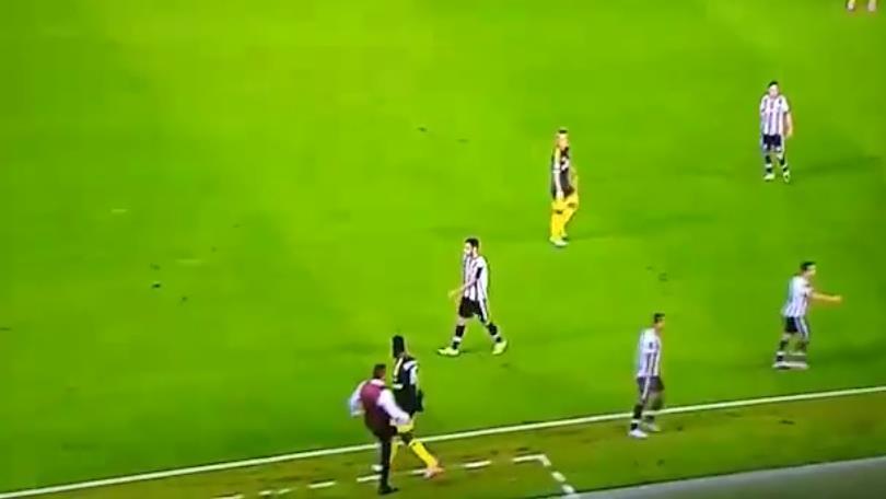 Balotelli prova il numero. Mihajlovic gli dà un calcetto