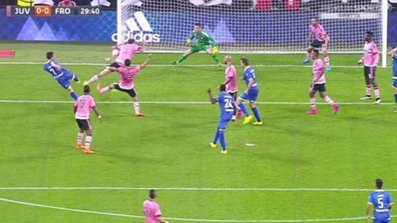Barzagli di gomito sembra rigore
