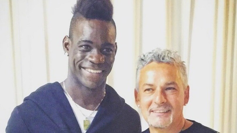 Balotelli incontra Baggio dopo l'intervista con il Corriere dello Sport