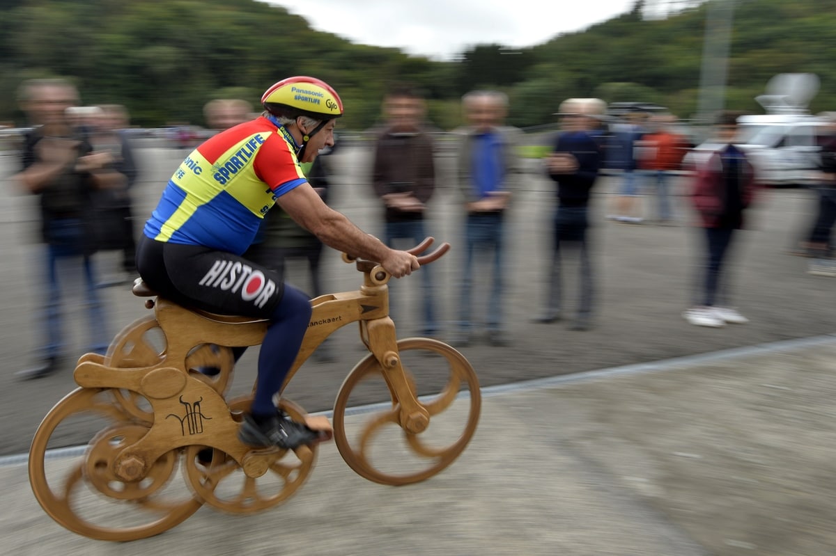 Record del mondo con la bici di legno