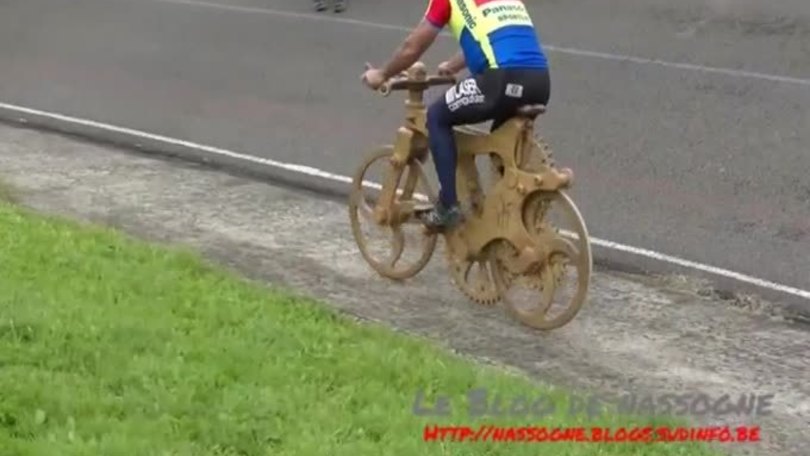 Francia, record del mondo sulla bici di legno
