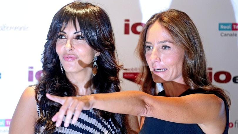Ferilli in bianco e nero, l'abito è psichedelico