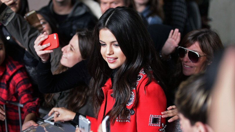 Selena Gomez, mini rossa per la BBC