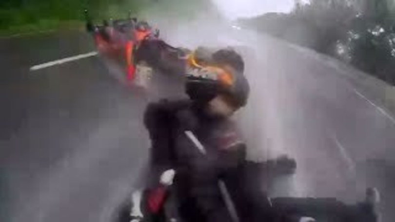 Coppia cade in moto, lui la salva