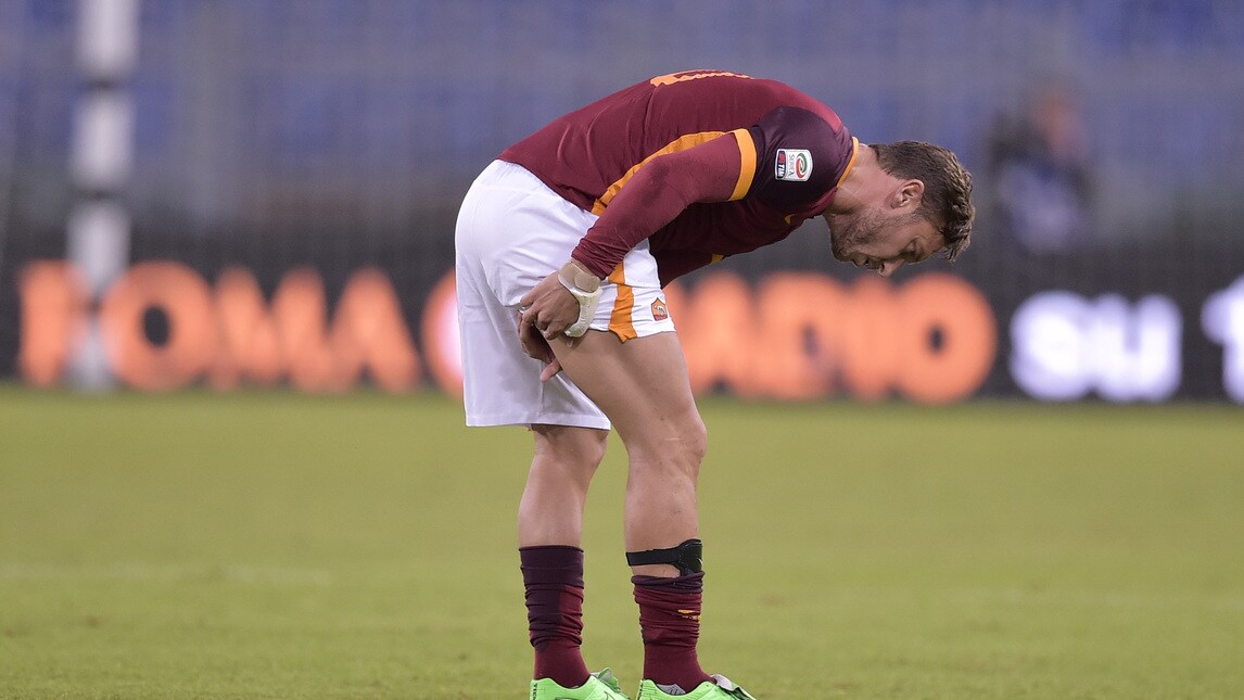 Totti, compleanno amaro: panchina e poi l'infortunio