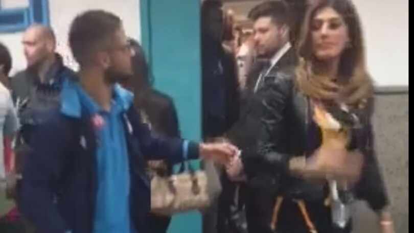Insigne lascia il San Paolo con il ginocchio fasciato