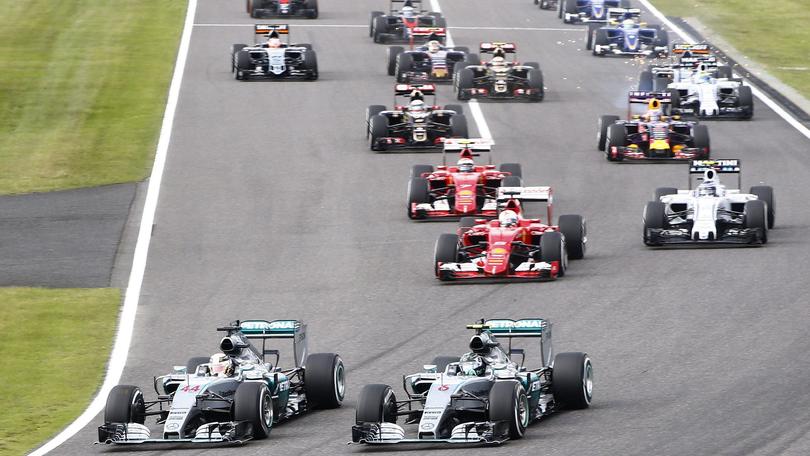 F1 Suzuka, Hamilton in testa a metà gara