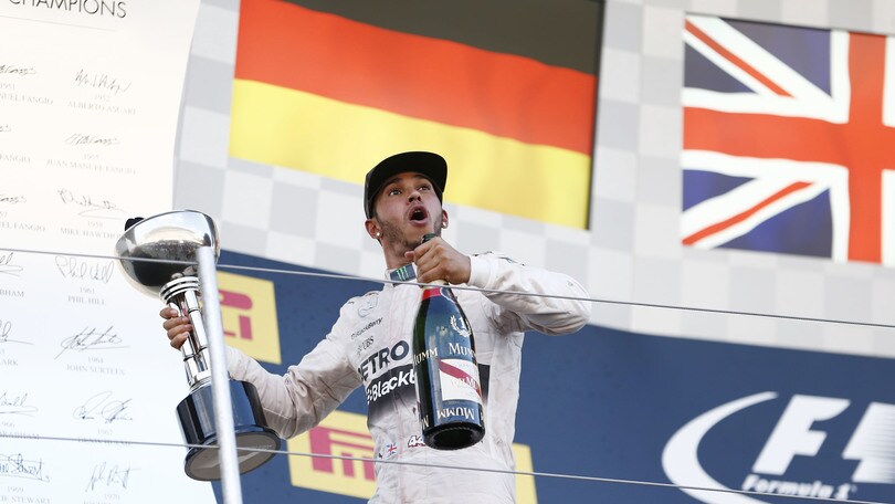 F1 Suzuka, trionfo Hamilton. Vettel sul podio: terzo