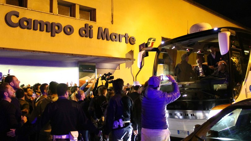 Fiorentina, i tifosi festeggiano la squadra