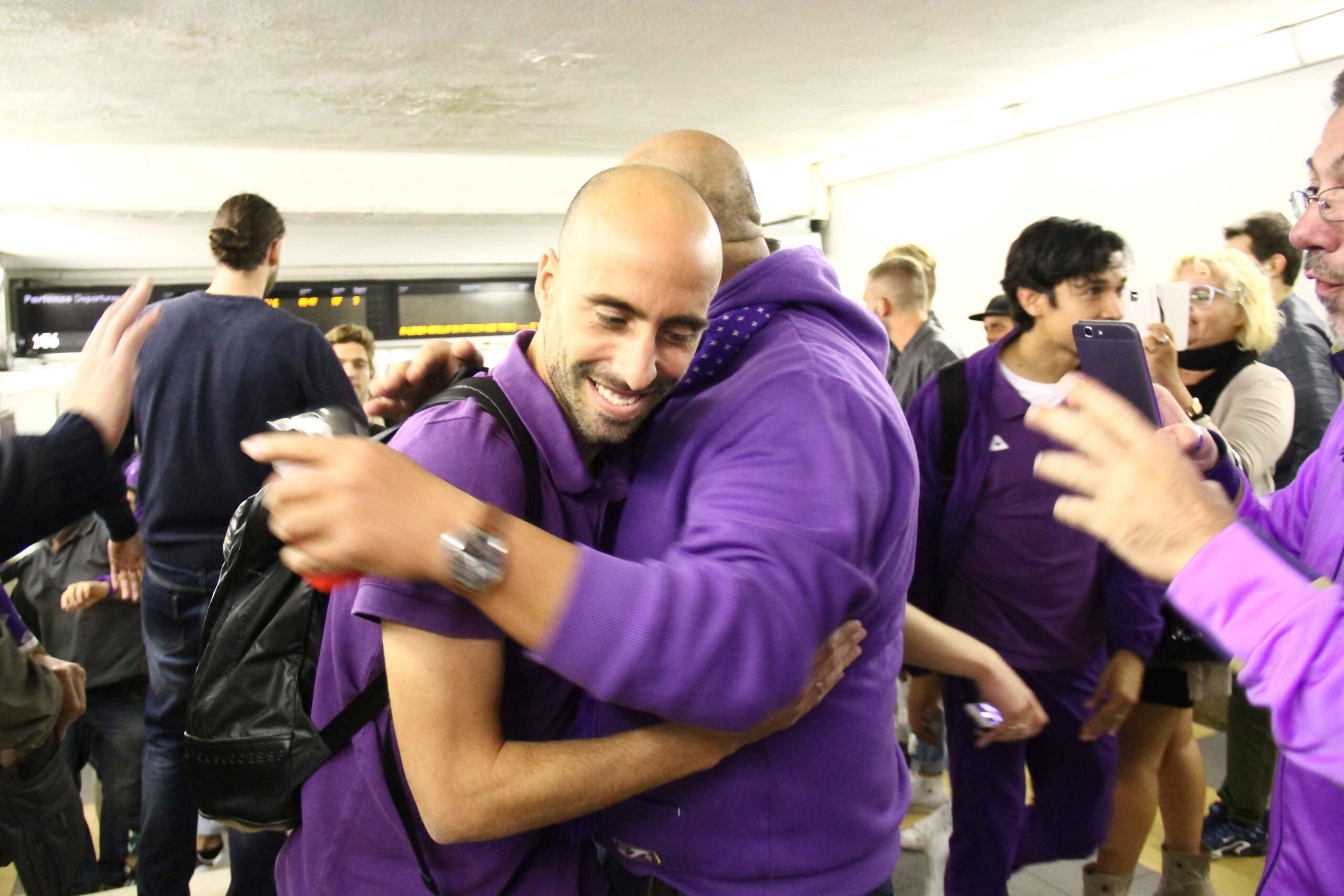 Fiorentina, 200 tifosi festeggiano la squadra