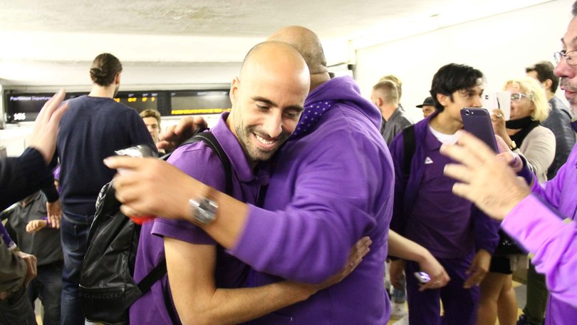Fiorentina, 200 tifosi festeggiano la squadra