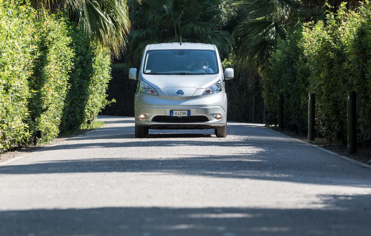 Nissan e-NV200, al volante del primo van elettrico 7 posti