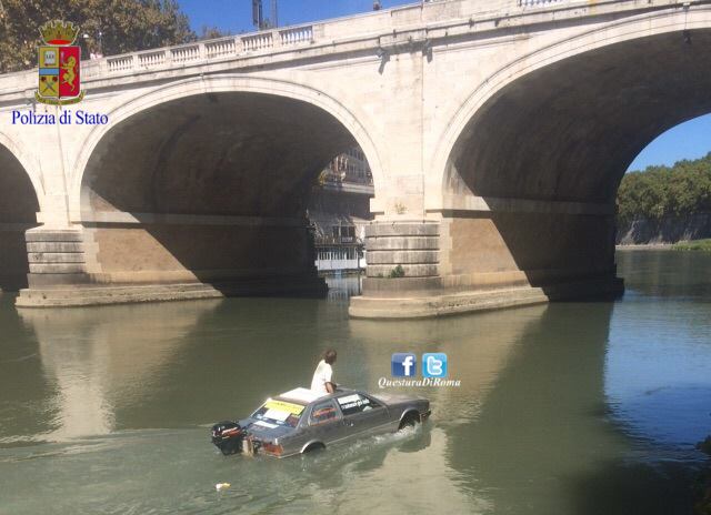 Trasforma auto in barca e naviga sul Tevere, bloccato a Roma
