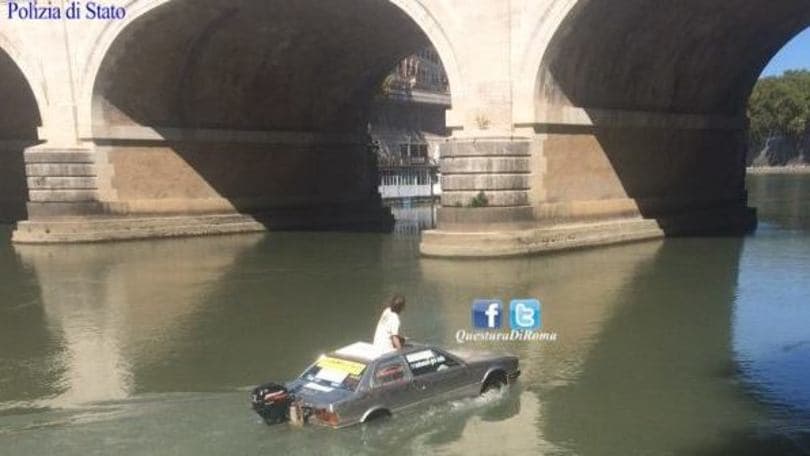 Trasforma auto in barca e naviga sul Tevere, bloccato a Roma