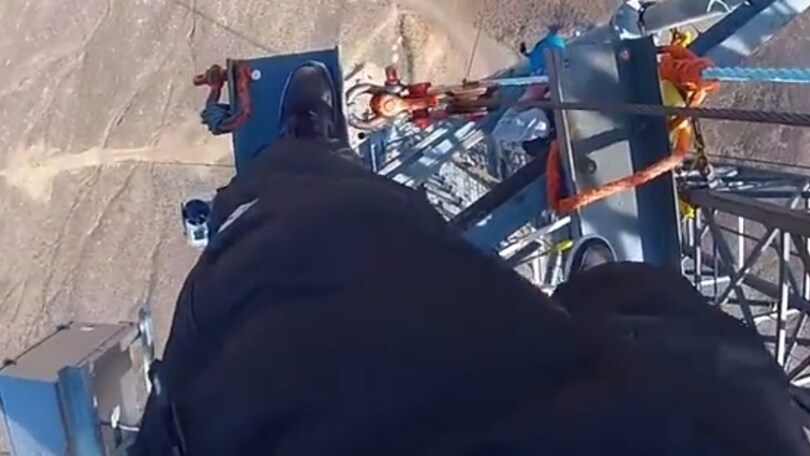 Giù dalla maxi antenna: il salto incredibile di Erik Roner