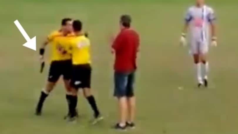 Brasile, arbitro in campo con la pistola