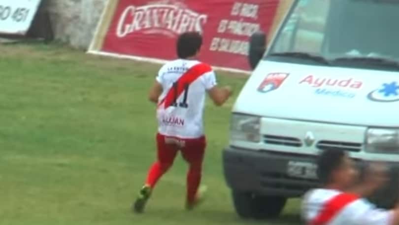 Festeggia il gol salendo sull'ambulanza