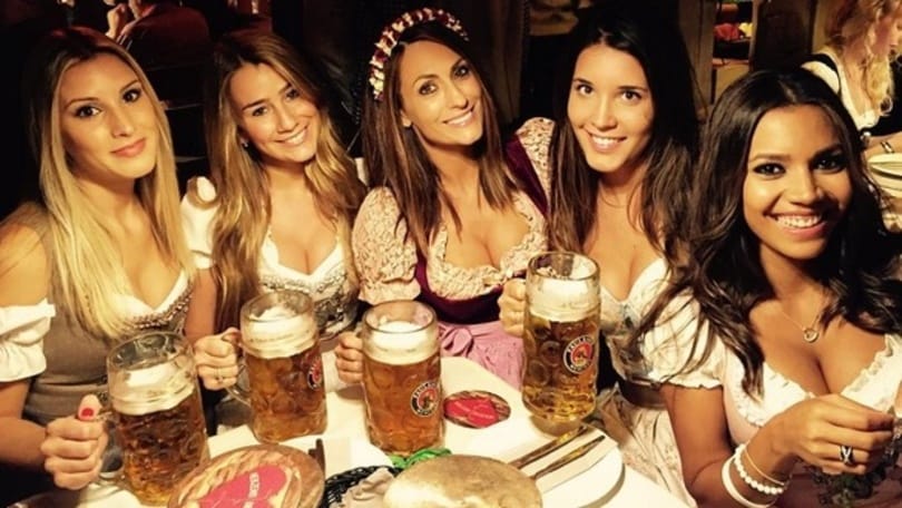Le wags del Bayern incantano all'Oktoberfest
