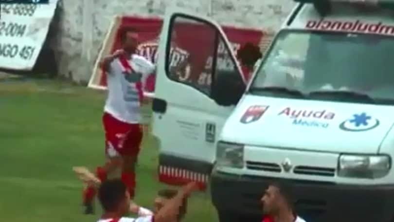 Fa gol ed entra nell'ambulanza: ma che esultanza è?