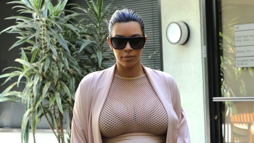 Kim Kardashian, dolce attesa hot: trasparenze e abito a rete