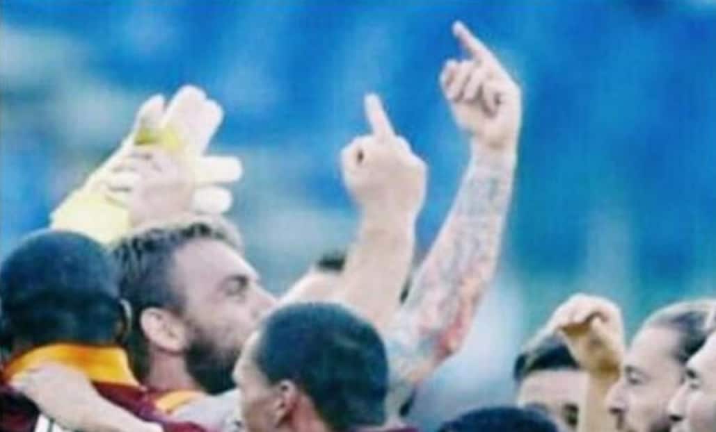 Deferito De Rossi per il 'dito medio' alla fine del derby Lazio-Roma