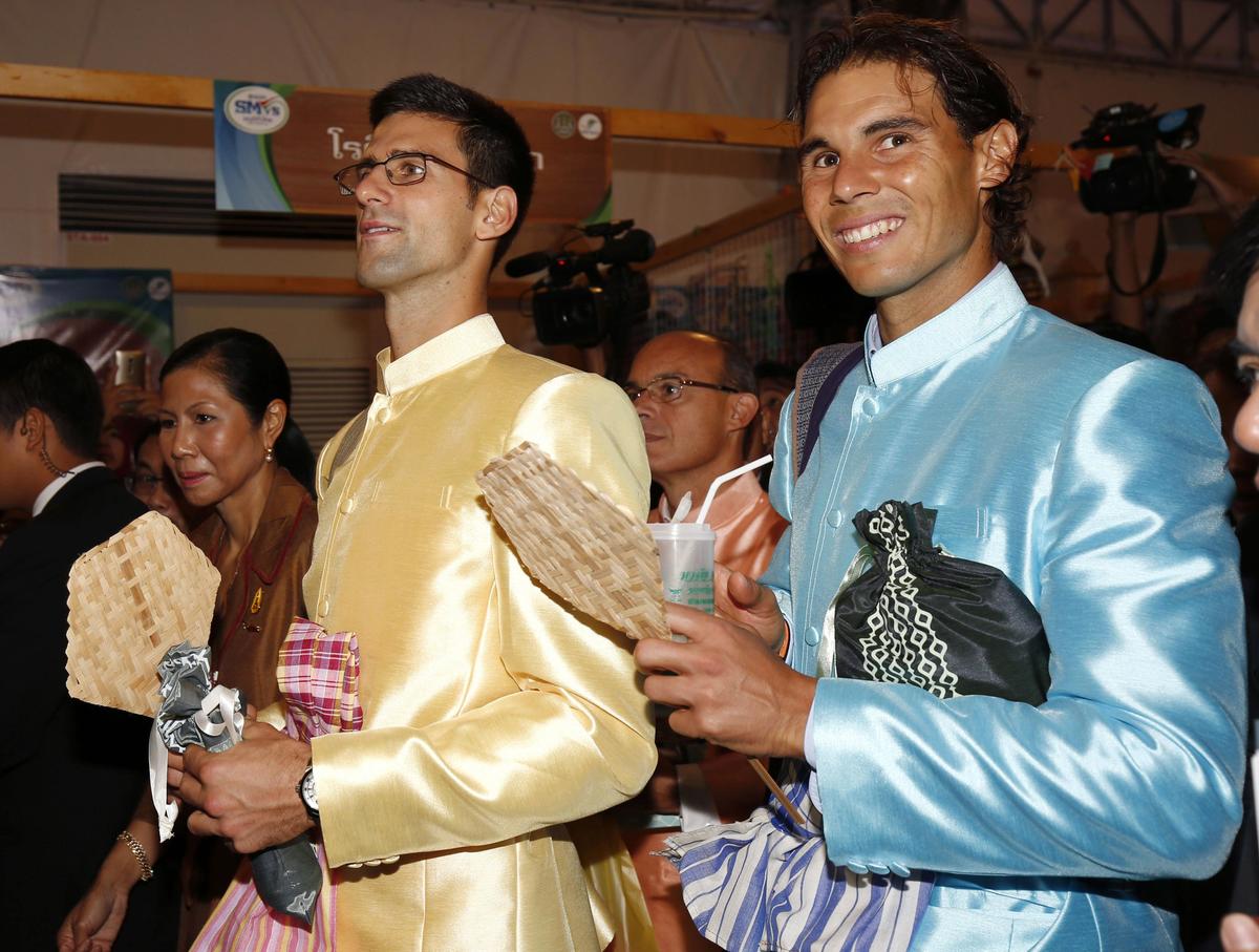 Thai style per Djokovic e Nadal, a Bangkok in abiti tradizionali