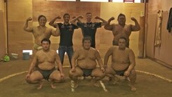 Ricciardo e Kvyat sfidano due lottatori di sumo!