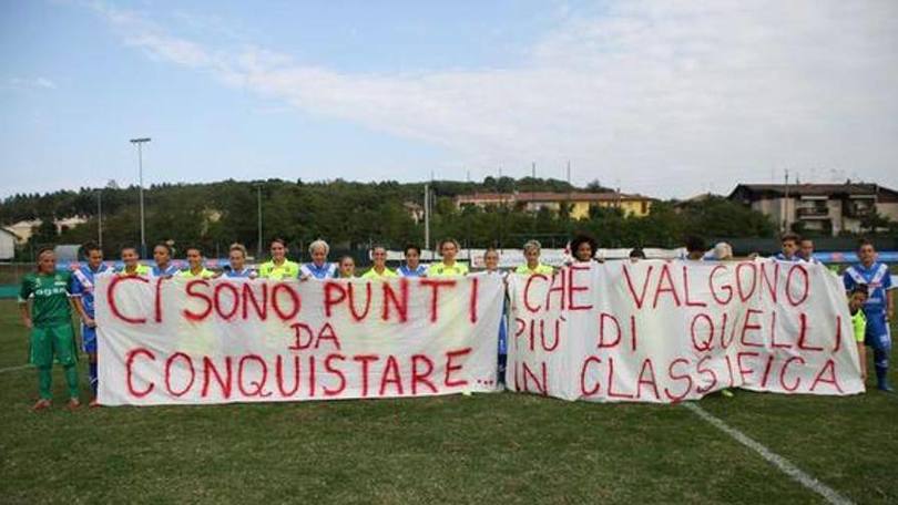 Ammonite 22 giocatrici: avevano esposto striscione di protesta