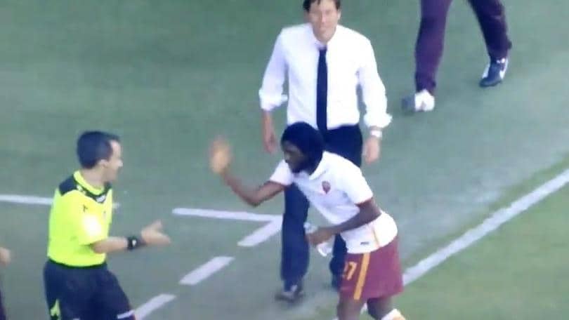Gervinho festeggia anche col guardalinee
