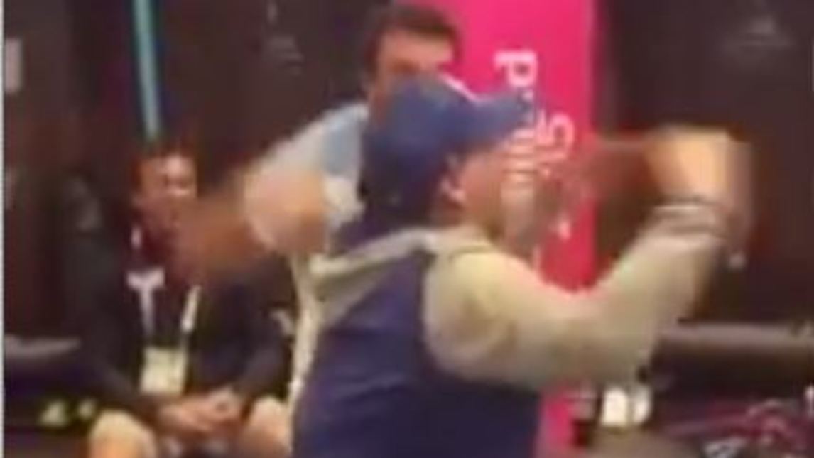 Maradona, che festa negli spogliatoi con la nazionale di rugby argentina