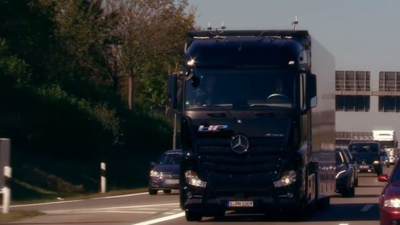 Mercedes, il camion a guida autonoma è di serie