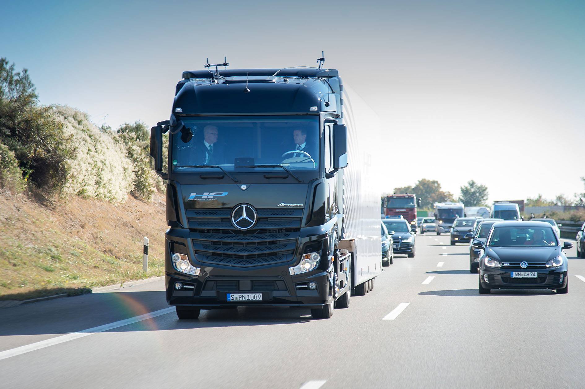 Mercedes, in Germania debutta il camion a guida autonoma